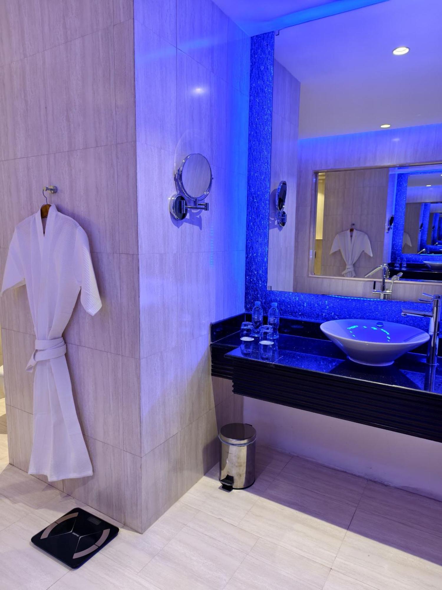Ista Suites Seef Манама Екстериор снимка